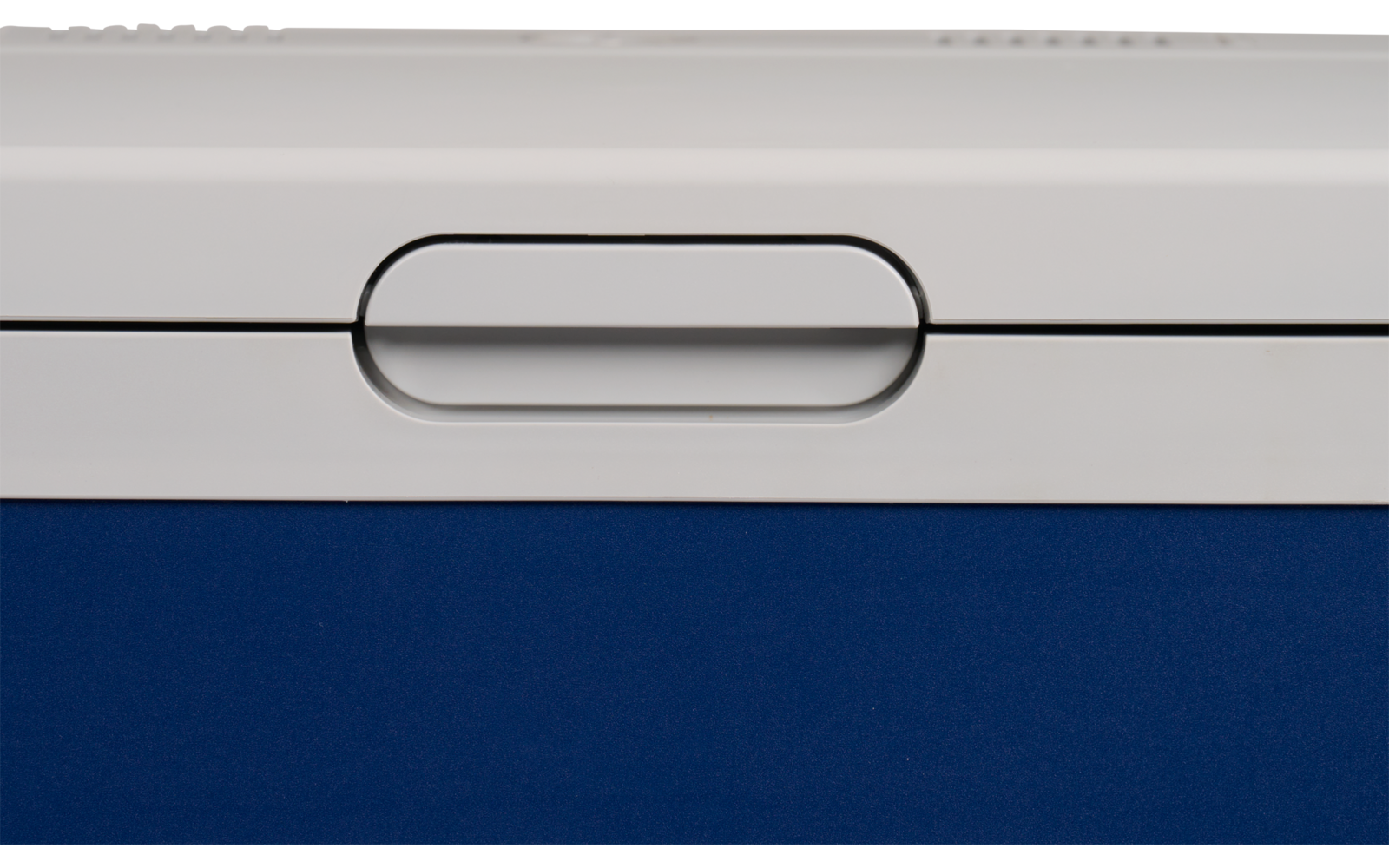 Nahaufnahme einer ovalen, eingelassenen Griffmulde in einer weißen oberen Fläche über einer blauen unteren Fläche