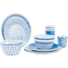 Witte keramische borden, kommen en bekers met blauw geometrisch patroon op witte achtergrond