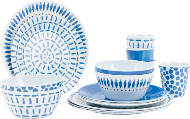 Witte keramische borden, kommen en bekers met blauw geometrisch patroon op witte achtergrond