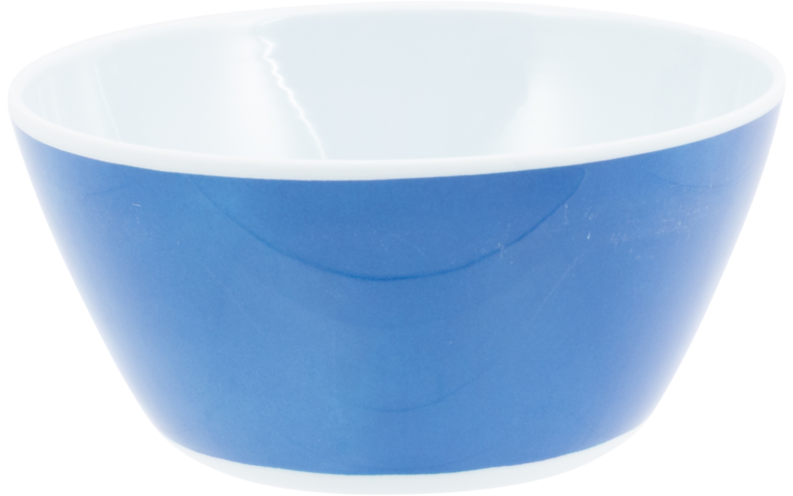 Blauwe kom met witte binnenkant op een witte achtergrond