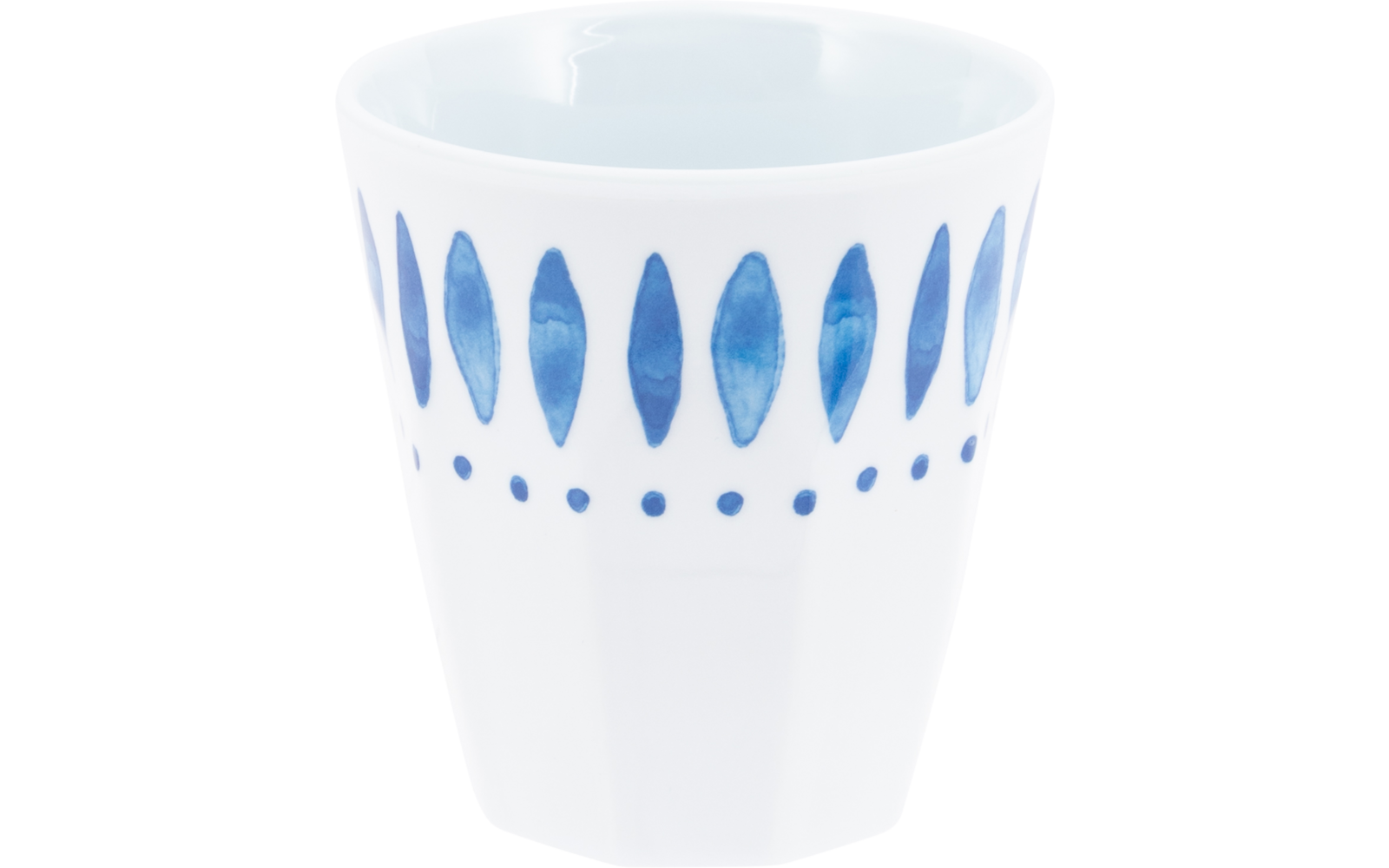 Witte glanzende beker met blauwe ovale decoratieve vormen en een rij blauwe stippen onder de rand, op een witte achtergrond