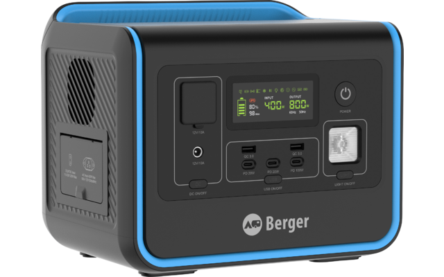 Schwarzes rechteckiges Gerät mit blauen Kanten, Frontdisplay mit Zahlen und Symbolen, mehrere Anschlüsse (USB, AC), Ein-/Ausschalter, Markenlogo "Berger", seitliche Lüftungsgitter und integriertes LED-Licht