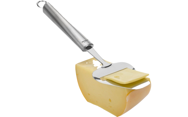 Trancheur à fromage en acier inoxydable avec une fine tranche sur la lame au-dessus d'un morceau de fromage jaune