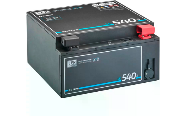 Schwarze Batterie mit rotem Verschluss auf der rechten Seite