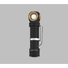 Schwarze Taschenlampe mit silbernem Clip, leuchtet gelblich