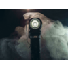 Nahaufnahme einer leuchtenden Taschenlampe mit Nebel im Hintergrund