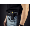 Oberkörper einer Person mit schwarzem Hemd, blauer Jeans und Pistole im Holster am Gürtel