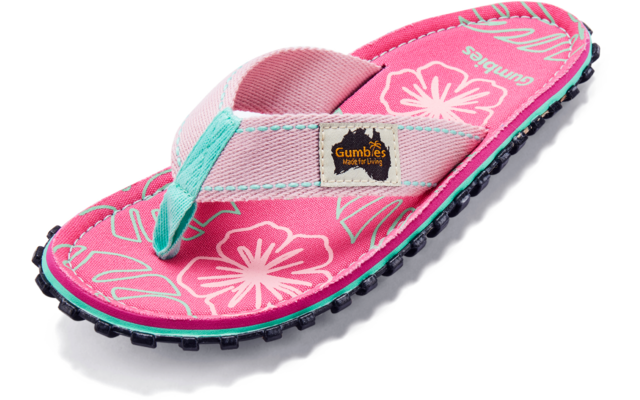 Rosa Flip-Flop mit weißem Blumenmuster, türkisfarbenem Stoffzehensteg, Etikett "Gumbies" und schwarzer profilierter Sohle