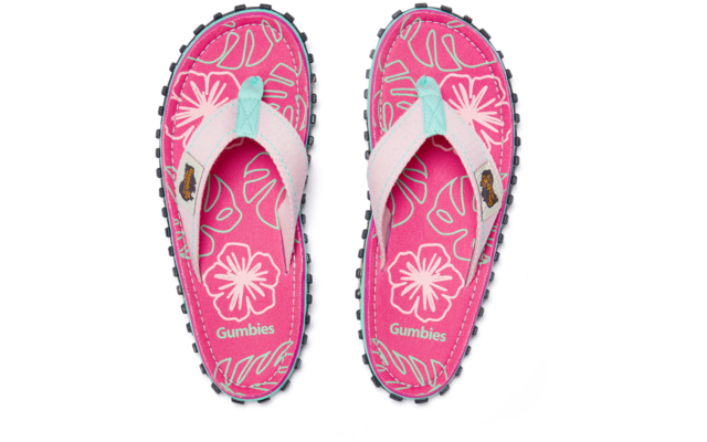 Zwei pinke Zehentrenner von oben, weißes Blumenmuster, hellblaue Riemenakzente, schwarze profilierte Sohlen, 'Gumbies'-Logo auf den Innensohlen