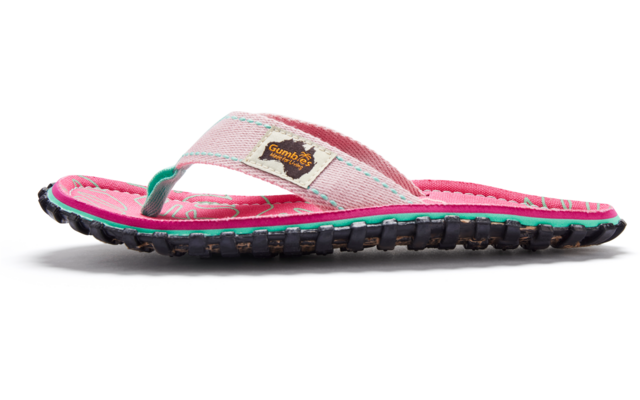 Rosa Zehentrenner seitlich liegend, schwarze profilierte Sohle, gestreifte pinke Innensohle und rosa-weißer Stoffriemen mit kleinem rechteckigem Etikett