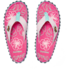 Zwei pinke Zehentrenner von oben, weißes Blumenmuster, hellblaue Riemenakzente, schwarze profilierte Sohlen, 'Gumbies'-Logo auf den Innensohlen