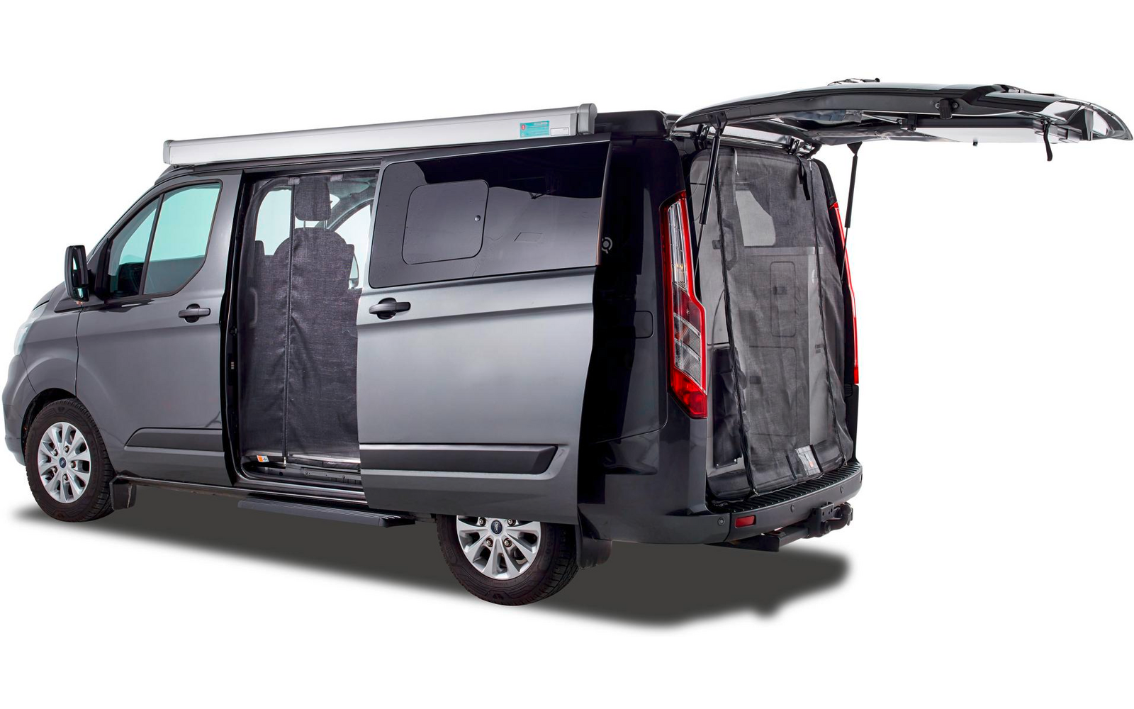 Grauer Transporter mit geöffneten seitlicher und hinterer Tür, beide mit schwarzen Netzabdeckungen