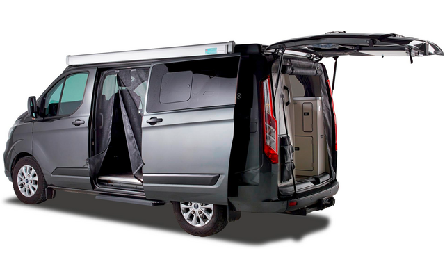 Schwarzer Transporter mit offenen Seiten- und Hecktüren