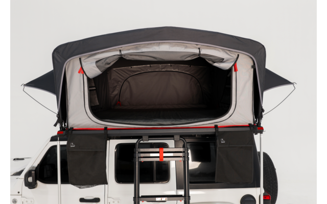 Offenes Dachzelt auf weißem Campingbus, Leiter zum Einstieg, dunkler Innenraum