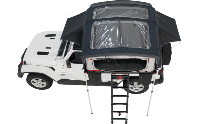 Weißes Geländefahrzeug mit aufgeklapptem schwarzem Dachzelt und ausgezogener Leiter vor hellem grauem Hintergrund