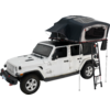 Weißer Geländewagen mit aufgestelltem schwarzem Dachzelt und Leiter an der Seite