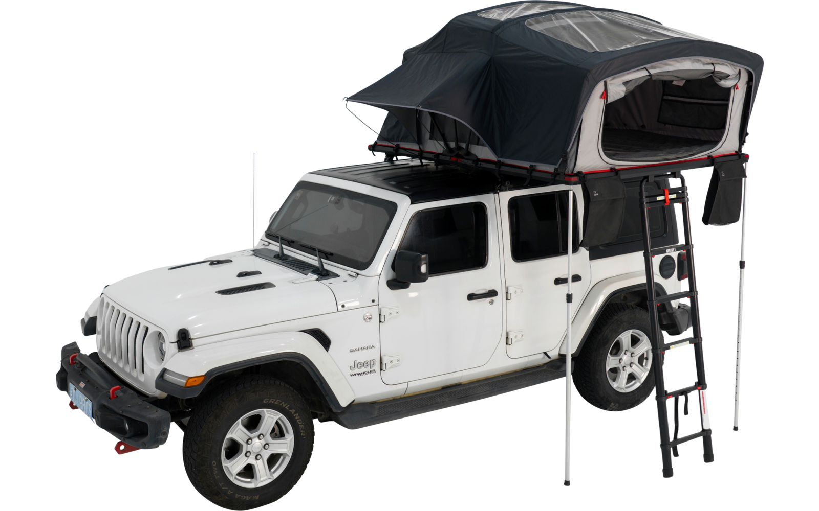 Weißer Geländewagen mit aufgestelltem schwarzem Dachzelt und Leiter an der Seite