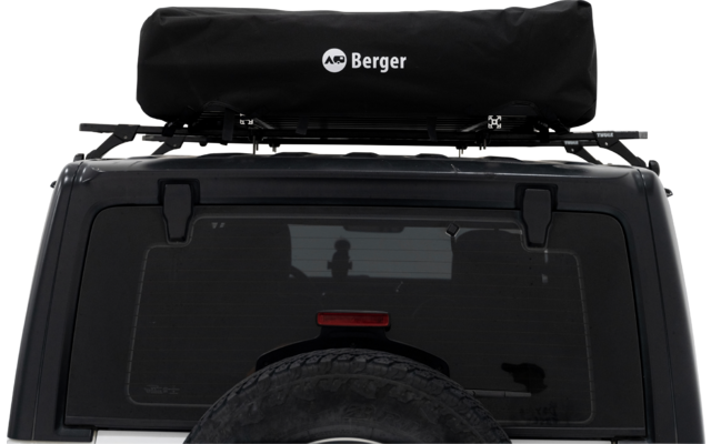 Achteraanzicht van een voertuig met dakdrager en zwarte, langwerpige tas met Berger-logo; zichtbare achterruit, derde remlicht en reservewiel
