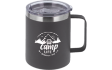 Donkere geïsoleerde mok met handvat en transparant deksel; witte opdruk met berg, camper, bomen en de teksten 'camp LIFE' en 'BERGER est. 1958'