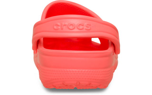Rückansicht eines einzelnen korallenroten Crocs‑Clogs mit hochgeklappter Fersenschlaufe, sichtbarem 'crocs'-Schriftzug und strukturiertem Sohlenprofil