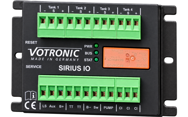Boîtier électronique rectangulaire noir avec borniers verts en haut et en bas, fusible/relais orange, trois voyants LED verts, inscriptions blanches 'VOTRONIC MADE IN GERMANY' et 'SIRIUS IO', mentions 'Tank 1'–'Tank 4' au‑dessus des borniers supérieurs et pattes de fixation sur les côtés