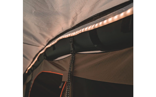 Innenansicht eines Zeltes mit geöffnetem Fenster und sichtbarem Zeltgestänge