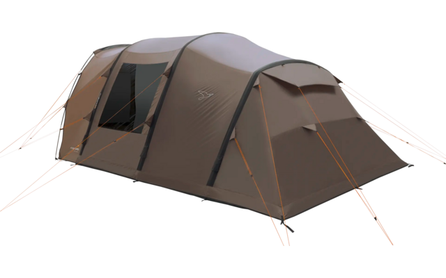 Grande tenda marrone con ingresso aperto su un prato