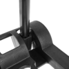 Gros plan d'une plateforme en plastique noir texturé avec un tube métallique vertical fixé à un bord arrondi texturé