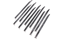 Zehn silberne Nägel auf weißem Hintergrund