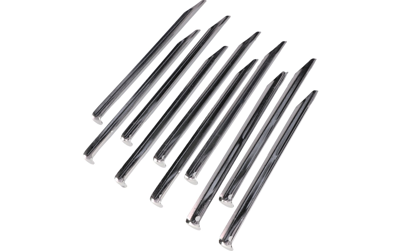 Zehn silberne Nägel auf weißem Hintergrund