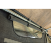 Innenansicht eines Zeltes mit Metallgestänge, schwarzen Befestigungsriemen und durchsichtigem Lüftungsfenster in grauem Stoff
