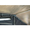 Beige Stoffdach und dunkle Seitenwand, Metallstangen mit Eckverbindern, rechteckige Öffnung mit Lichteinfall
