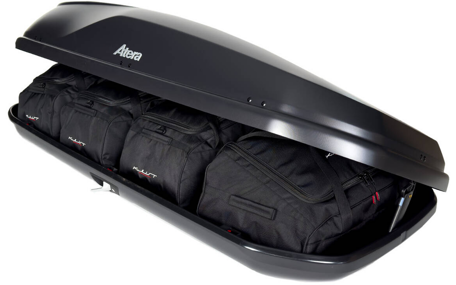 Schwarze, teilweise geöffnete Dachbox mit Markenlogo Atera und drei schwarzen Reisetaschen darin, auf weißem Hintergrund