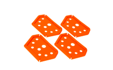 Quatre dominos orange sur fond blanc