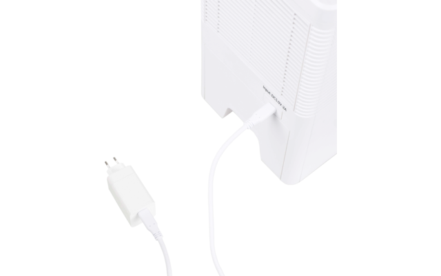 Weißes Gerät mit Lüftungsschlitzen; an der Rückseite steckt ein weißes Kabel, das zu einem weißen Netzstecker mit zwei runden Stiften führt