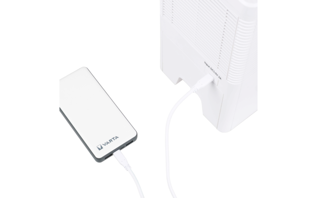 Weißes rechteckiges Gerät mit VARTA-Logo, verbunden mit einem größeren weißen Gerät über ein weißes USB-Kabel