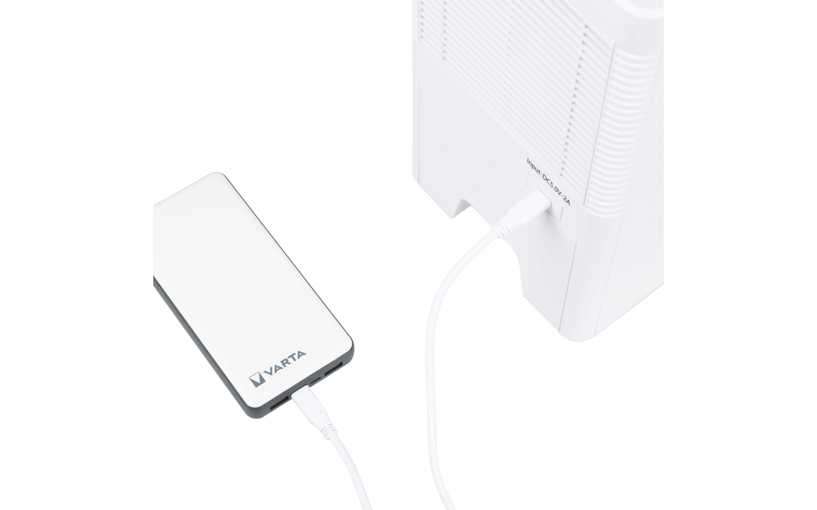 Weißes rechteckiges Gerät mit VARTA-Logo, verbunden mit einem größeren weißen Gerät über ein weißes USB-Kabel