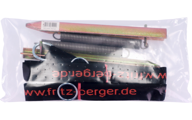 Transparenter Kunststoffbeutel mit mehreren Metallteilen: einer langen Schraubenfeder, einem flachen Messingsteg, einem kleinen Stift und einem schwarzen Papieretikett mit roter Schrift