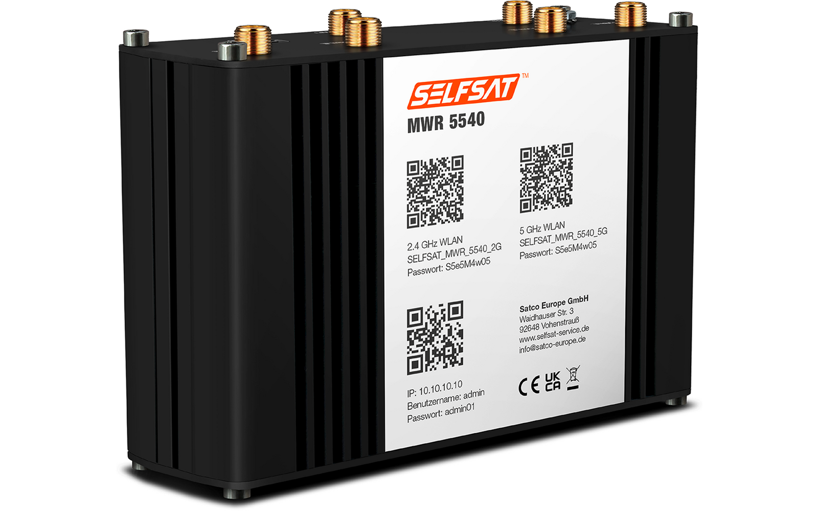 Schwarzes rechteckiges Gehäuse mit weißem Etikett 'SELFSAT MWR 5540', zwei QR-Codes auf dem Etikett, mehrere goldene Antennenanschlüsse oben und vertikale Rillen an den Seiten