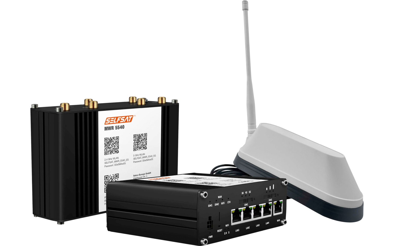 Drei elektronische Geräte auf weißem Hintergrund: ein schwarzes rechteckiges Gerät mit vier rechteckigen Buchsen, ein weißes Antennenmodul mit senkrechter Stabantenne und ein weiteres schwarzes Modul mit drei goldfarbenen Anschlussbuchsen und Aufkleb