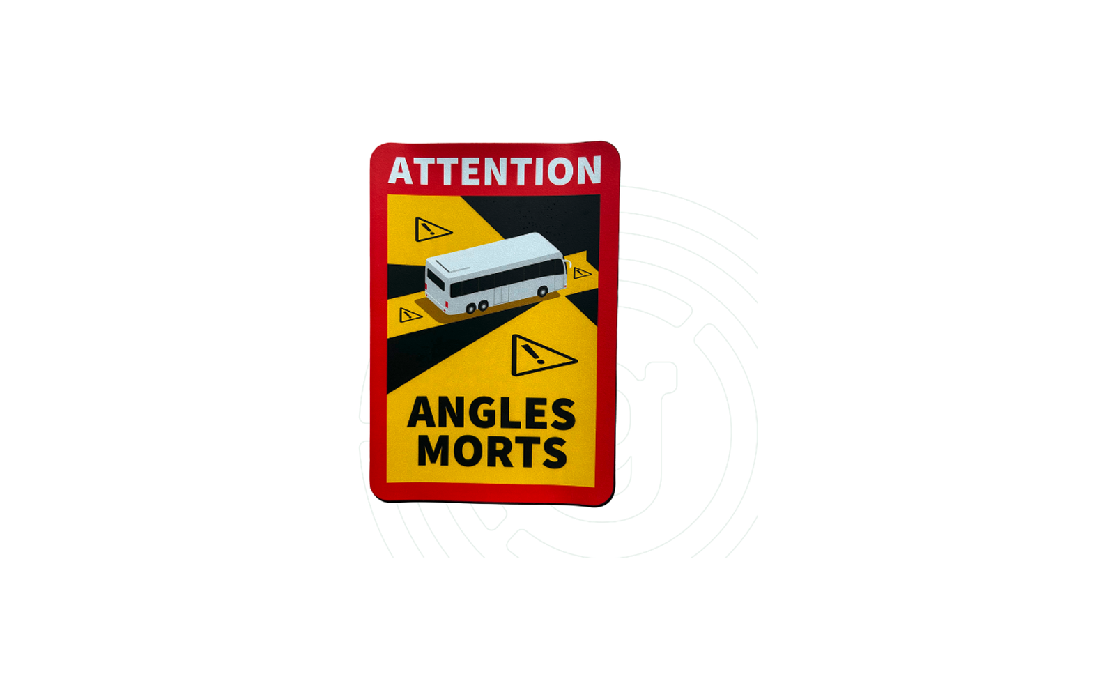 Rood rechthoekig bord, boven witte tekst 'ATTENTION', geel vlak met zwarte diagonale strepen, afbeelding van een witte bus, meerdere gele driehoeken met zwarte rand en uitroeptekens, onder zwarte tekst 'ANGLES MORTS'