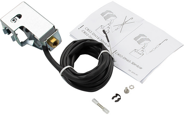 Metallhalterung, aufgewickeltes schwarzes Kabel, gefaltete Anleitungspapiere und vier kleine Metallbefestigungen auf weißem Hintergrund