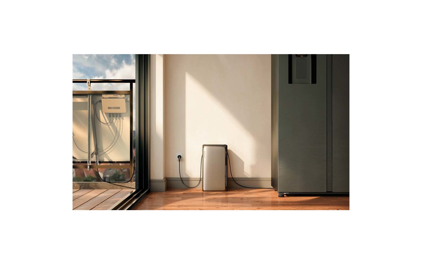 Ein weißer Luftbefeuchter steht auf einem Holzboden neben einer hellen Wand; links ist eine Glasfront mit Gardinen sichtbar