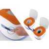 Diagonale Zweiteilung: links eine Hand drückt einen rechteckigen Knopf an einem weißen Gerät mit orangefarbener Einfassung und blauem Display; rechts zwei offene weiße Behälter mit orangefarbigem Rand und sichtbaren weißen Innensäcken, blaue Pfeilmar