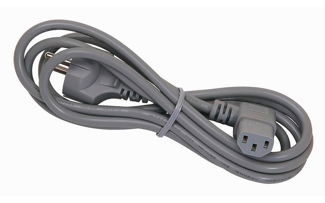 Graues, aufgerolltes Stromkabel mit einem flachen Stecker und einer rechteckigen Buchse mit drei Öffnungen