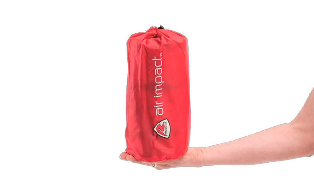 Roter zylindrischer Beutel mit Aufdruck 'air impact' und Logo auf offener Handfläche