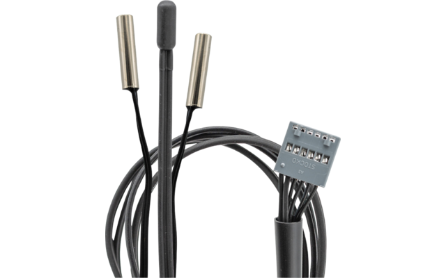 Mehrere schwarze Kabel, zwei goldfarbene zylindrische Metallenden, ein schwarzes zylindrisches Teil mit Schaumstoffkappe und ein hellblauer Kunststoffstecker mit sichtbaren Metallkontakten