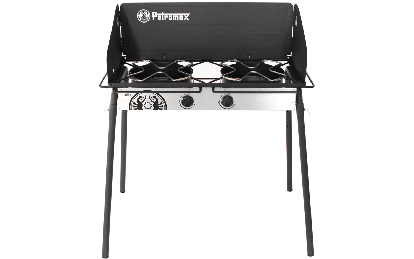 Zweiflammiger Kocher auf vier Beinen, schwarzer Windschutz mit 'Petromax'-Logo, zwei runde Brenner mit Topfträgern und zwei Drehreglern auf silberner Blende