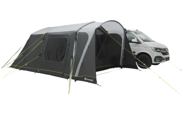 Großes graues Campingzelt mit mehreren Eingängen und Fenstern, auf grüner Fläche aufgestellt