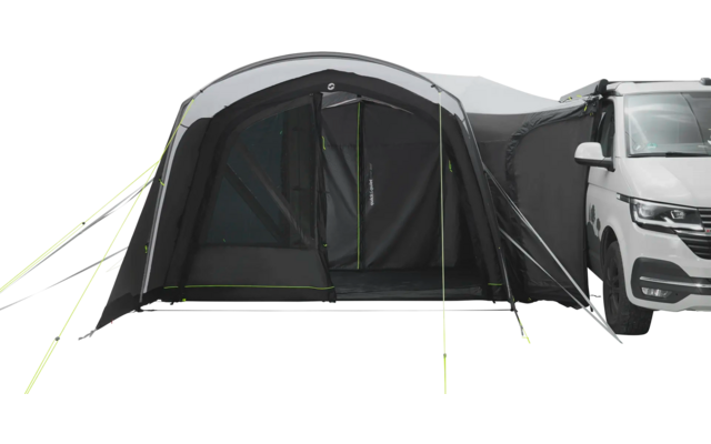 Schwarzes Zelt mit zwei Eingängen, an einem weißen Fahrzeug befestigt, auf Asphaltfläche